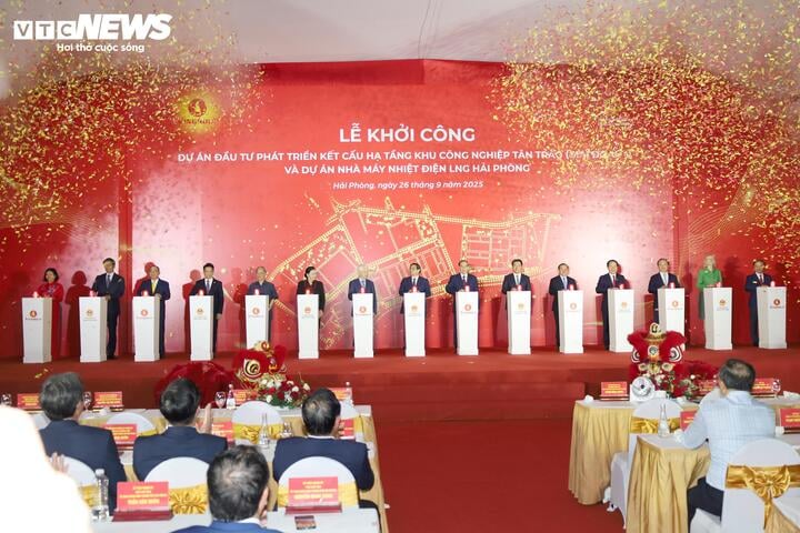 Premierminister Pham Minh Chinh und Delegierte drückten den Knopf, um das Investitionsprojekt zur Infrastrukturentwicklung des Industrieparks Tan Trao (Phase 1) und das Projekt des Flüssigerdgas-Wärmekraftwerks Hai Phong zu starten.