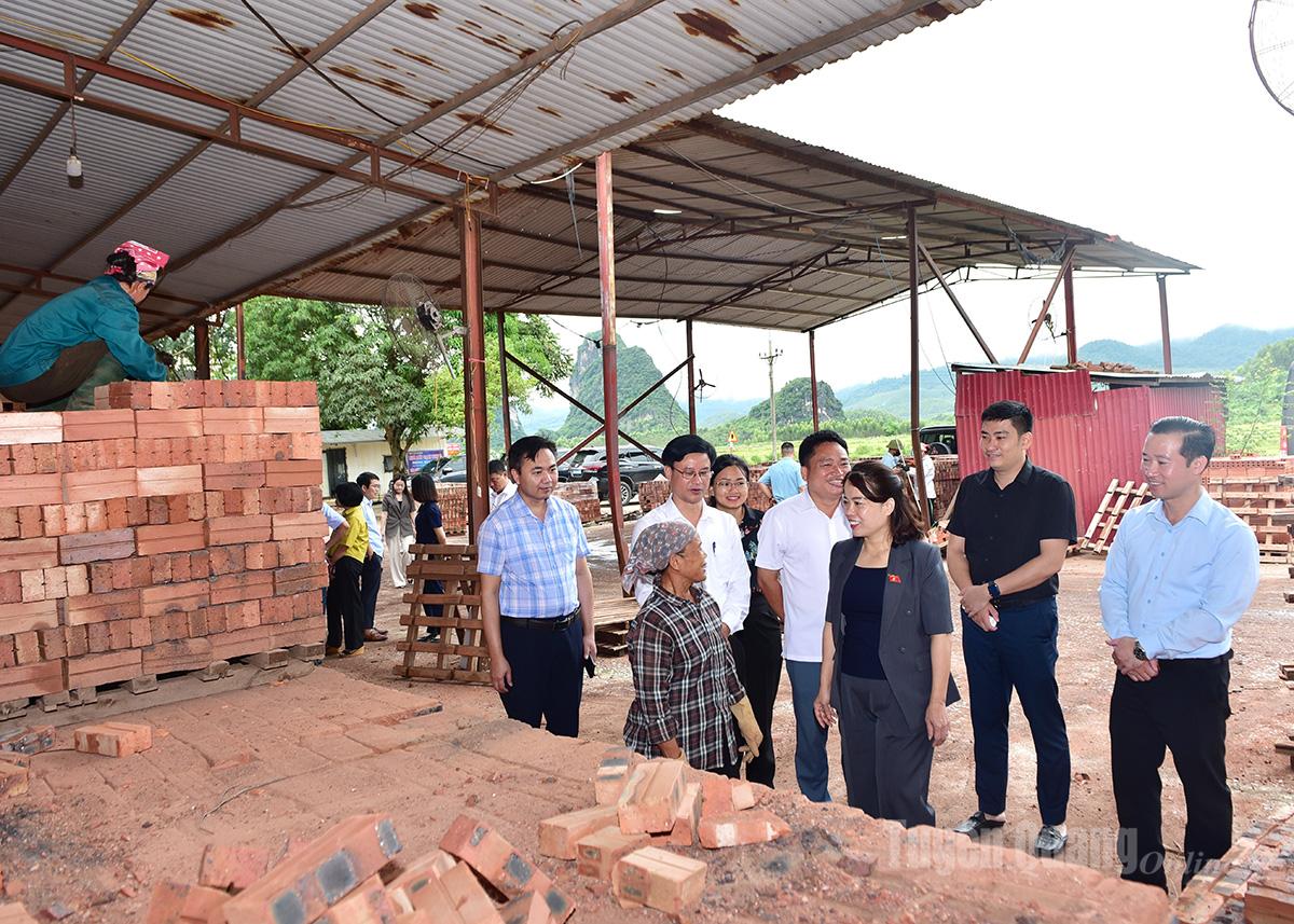 គណៈប្រតិភូ​បាន​ចុះ​ពិនិត្យ និង​អង្កេត​ប្រតិបត្តិការ​នៅ​ក្រុមហ៊ុន Long Thang Company Limited ឃុំ Son Thuy ។