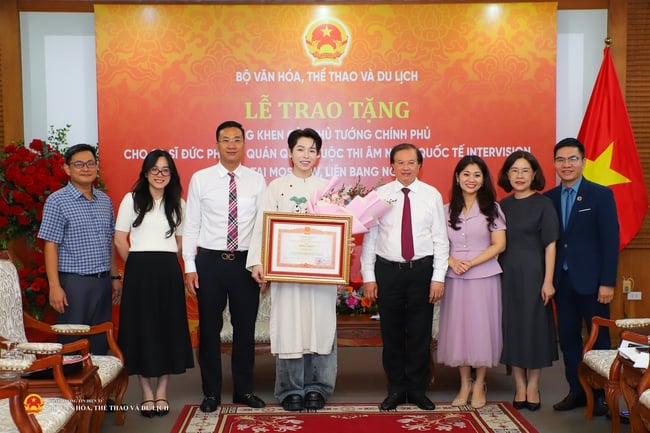 Ca sĩ Đức Phúc - Quán quân cuộc thi Âm nhạc quốc tế Intervision 2025 nhận bằng khen của Thủ tướng Chính phủ - Ảnh 5.