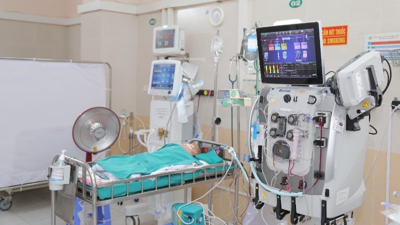 Bệnh nhi được lọc máu liên tục.
