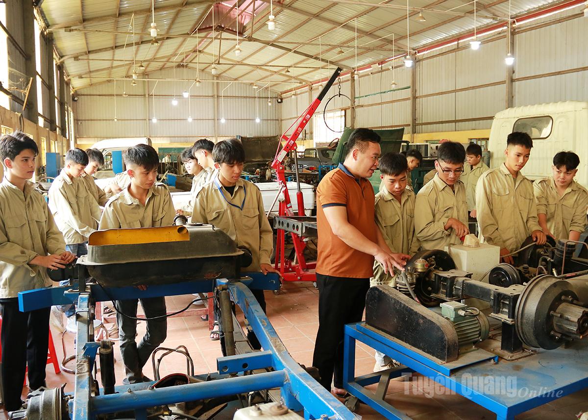Mahasiswa Sekolah Tinggi Teknik dan Teknologi Tuyen Quang dalam pelajaran praktis tentang teknologi otomotif.