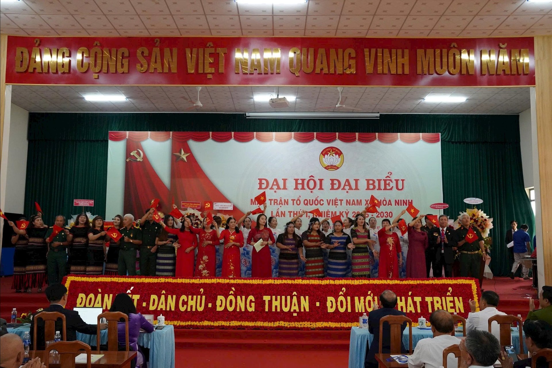 Đoàn đại biểu các dân tộc chúc mừng Đại hội