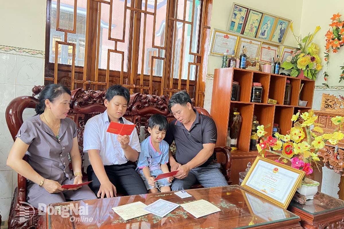 Jedes Mal, wenn Herr Le Van Trung Blut spendet, erhält er Freude und Glück. Foto: Doan Hung