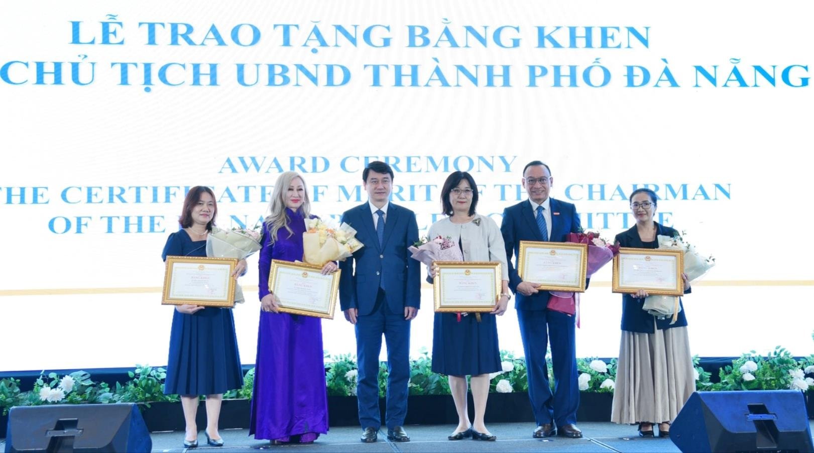 thu-truong-bng-trao-bang-khen(1).jpg