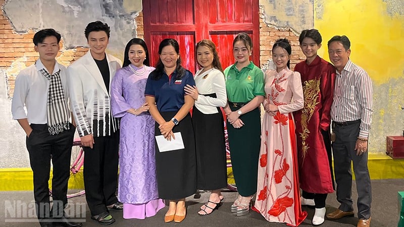 Die Gewinner des Wettbewerbs „Goldene Glocke der Traditionellen Musik“ und die Teilnehmer des Wettbewerbs „Goldene Glocke der Traditionellen Musik“ 2025 machten ein Foto mit der Produktionseinheit des Dokumentarfilms „Shining Golden Bell“. (Foto: LINH BAO)