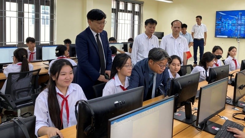 តំណាង SGI និង GCS ណែនាំសិស្សនៃអនុវិទ្យាល័យ An Phu ឱ្យប្រើប្រាស់បន្ទប់កុំព្យូទ័រថ្មី។