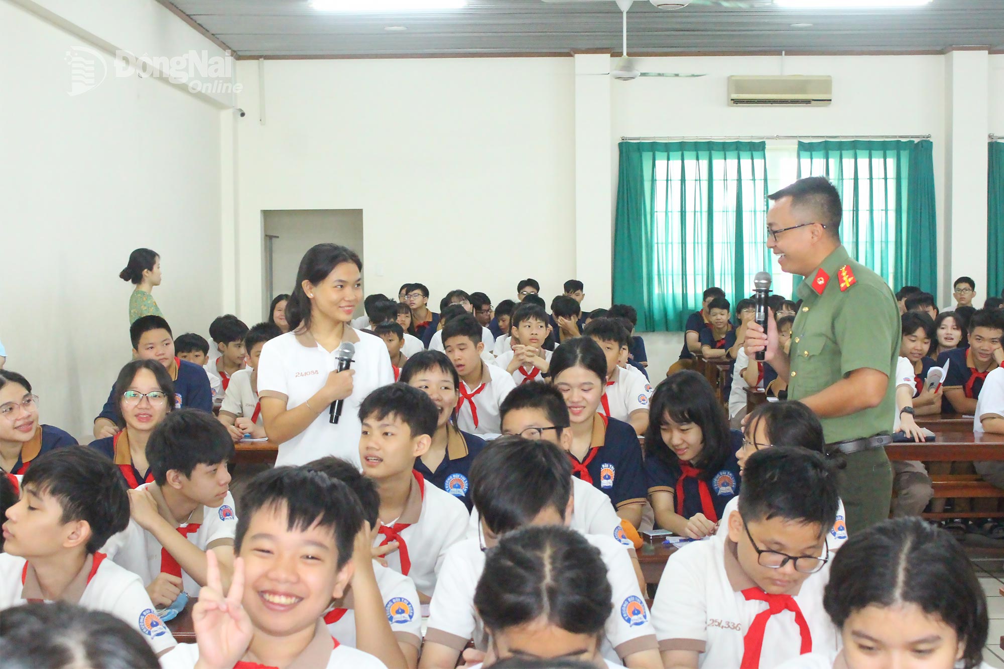 Công an tỉnh tổ chức tuyên truyền pháp luật tại Trường TH-THCS-THPT Bùi Thị Xuân (phường Tam Hiệp).