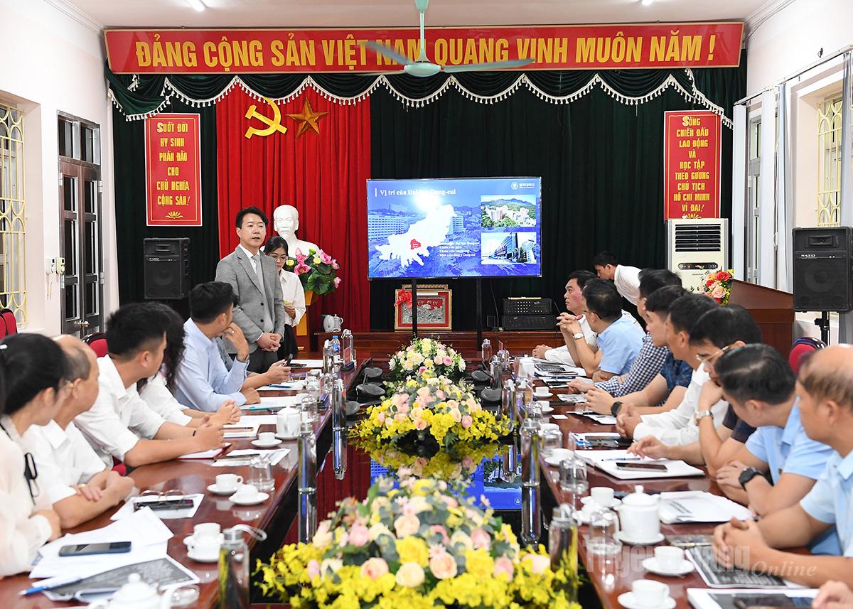 Đại diện Trường Đại học Dong Eui (Hàn Quốc) trao đổi về các nội dung hợp tác với Trường Cao đẳng nghề Kỹ thuật - Công nghệ Tuyên Quang