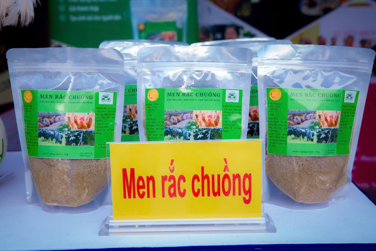 微生物を利用して畜産現場の臭気を消すため、納屋に散布された酵母製品。写真：ファン・ヴィン