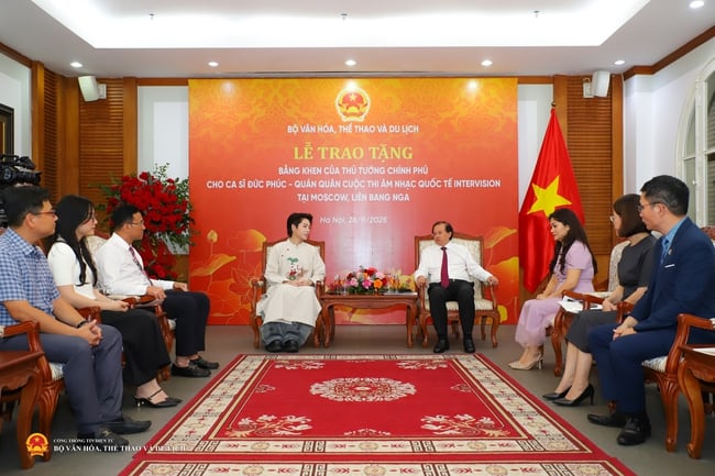 Ca sĩ Đức Phúc - Quán quân cuộc thi Âm nhạc quốc tế Intervision 2025 nhận bằng khen của Thủ tướng Chính phủ - Ảnh 6.