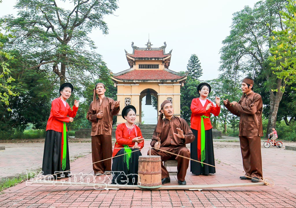 សម្តែងសិល្បៈច្រៀង Trong Quan នៅឃុំ Trieu Viet Vuong