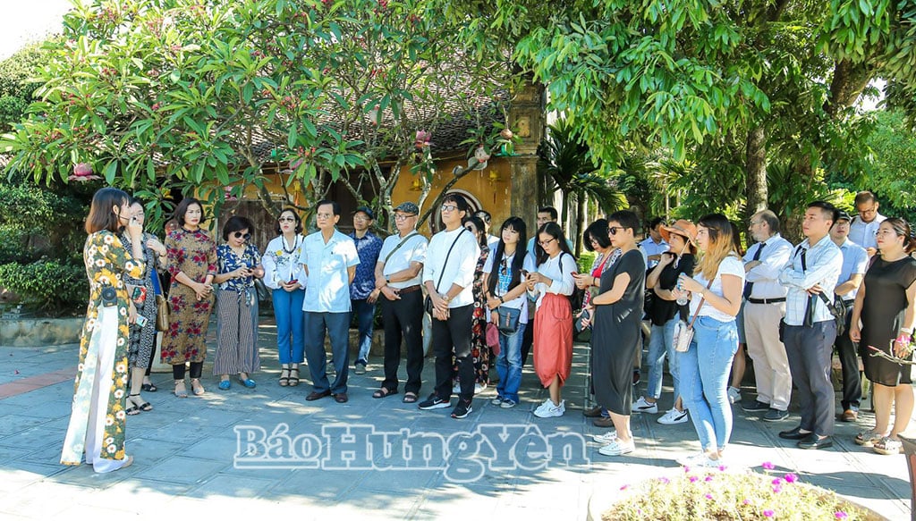 Tourists visit the special national relic Thai Lac Pagoda, Nhu Quynh commune.