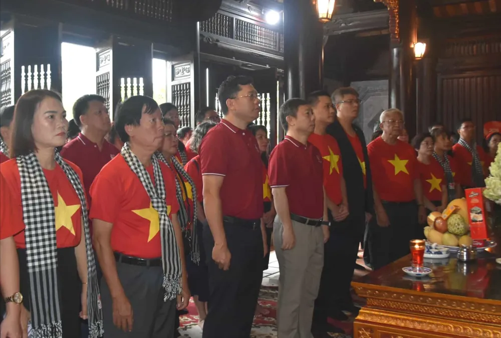 Comrade Duong Anh Duc, Head of the Propaganda and Mass Mobilization Department of the Ho Chi Minh City Party Committee, and the delegation commemorated President Ho Chi Minh at Uncle Ho Temple (Tuyen Quang province).