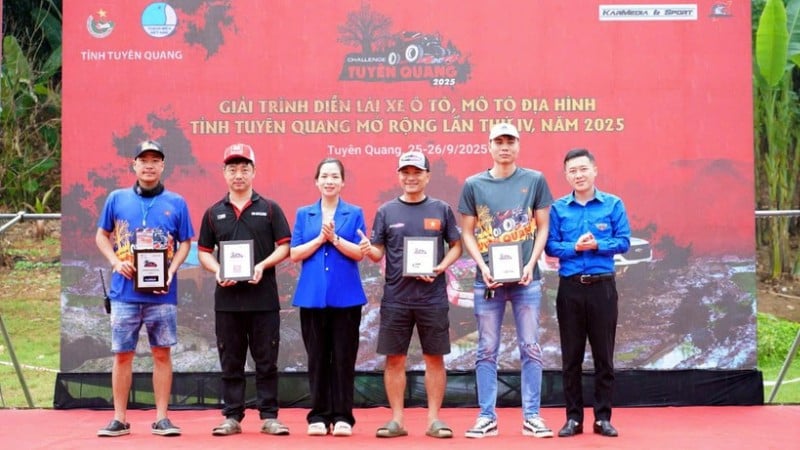 Ban Tổ chức trao lưu niệm cho các đội thi. 