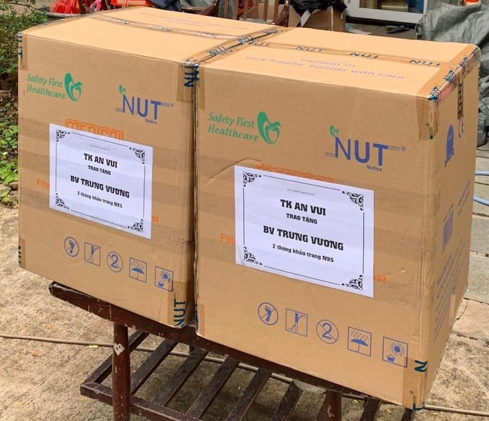 Đại Nghĩa, Nhật Kim Anh tất bật gửi rau, gạo cho người nghèo - Ảnh 2.