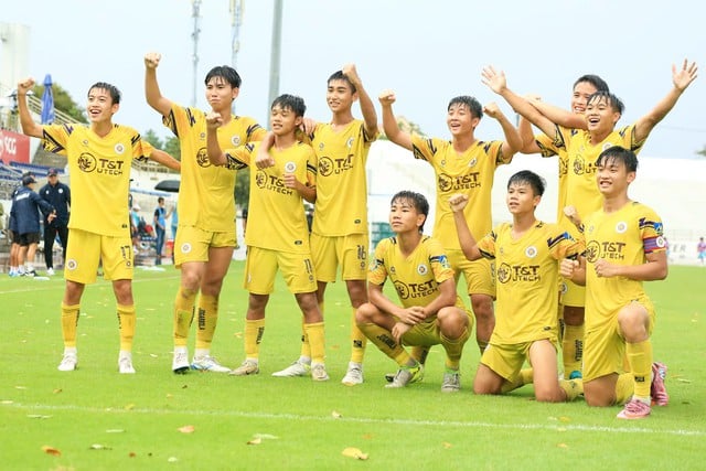 Thuyền trưởng đội U.17 Việt Nam giúp U.17 Hà Nội vô địch quốc gia - Ảnh 4.
