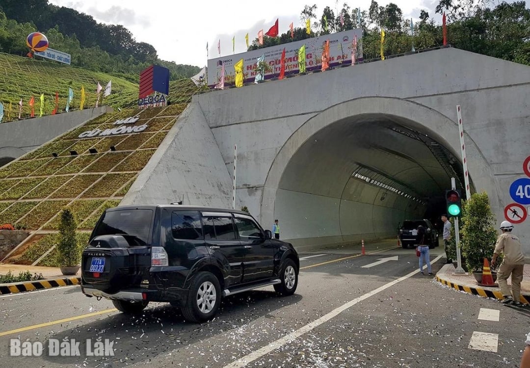 تقوم شركة Cu Mong Tunnel بوضع نفق في الخدمة.