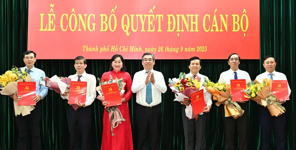 Phó Bí thư Thành ủy TPHCM Nguyễn Phước Lộc chúc mừng Ban Biên tập Báo Sài Gòn Giải Phóng. Ảnh VIỆT DŨNG