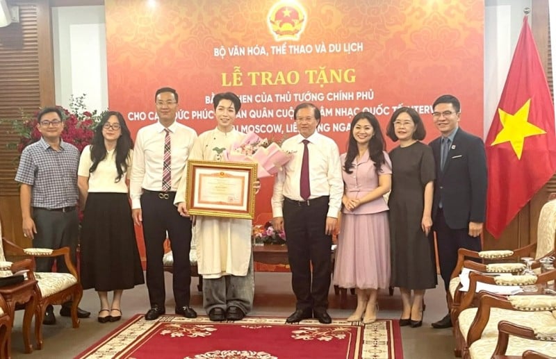 តារាចម្រៀង Nguyen Duc Phuc ទទួលបានវិញ្ញាបនបត្រកុសលពីនាយករដ្ឋមន្ត្រី។