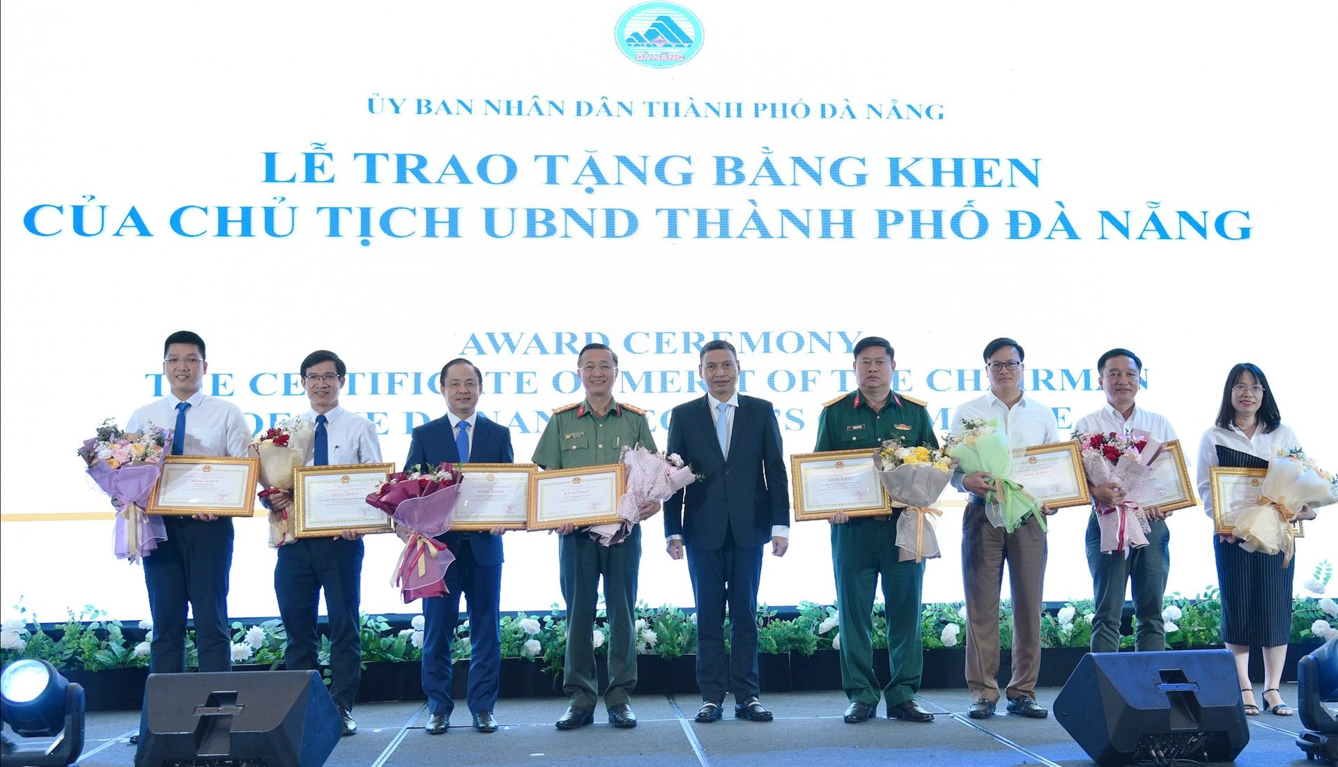 Anh Minh trao bằng khen