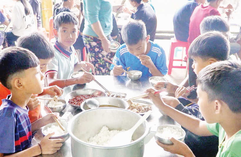 Học sinh Trường THCS Ka Lăng trong giờ ăn trưa.
