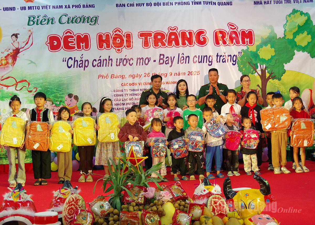 ថ្នាក់ដឹកនាំបញ្ជាការដ្ឋានឆ្មាំព្រំដែន Tuyen Quang និងឧបត្ថម្ភអំណោយដល់សិស្សក្រីក្រដែលឆ្លងកាត់ការលំបាក។