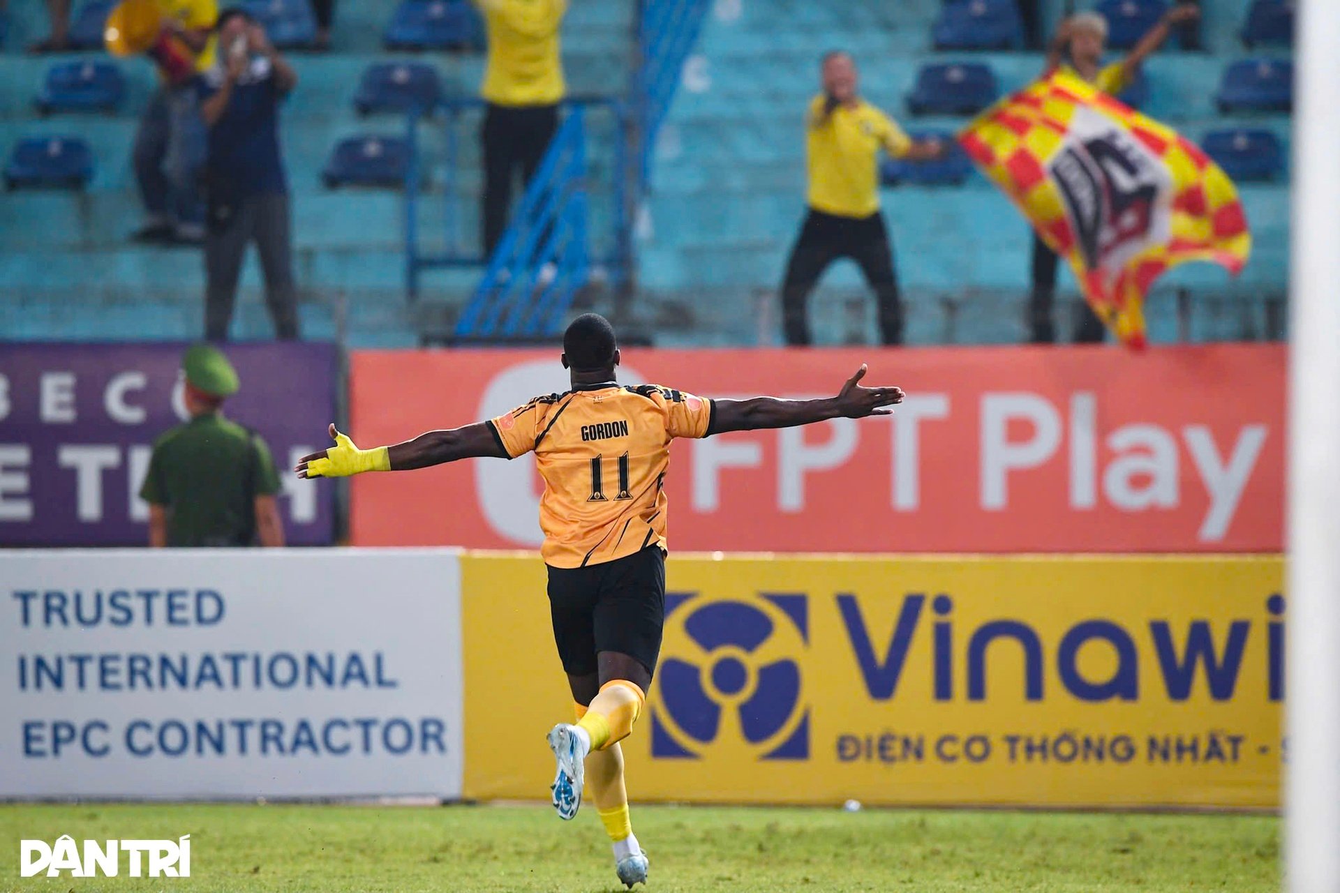 Khoảnh khắc chói sáng của ngoại binh mang 3 điểm quý giá về cho Hà Nội FC - 4