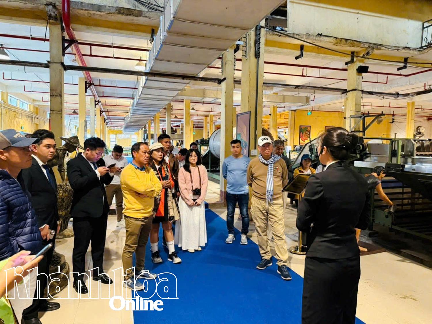 គណៈប្រតិភូ famtrip នៃសមាគមទេសចរណ៍ Khanh Hoa បានទៅទស្សនារោងចក្រតែ 1927