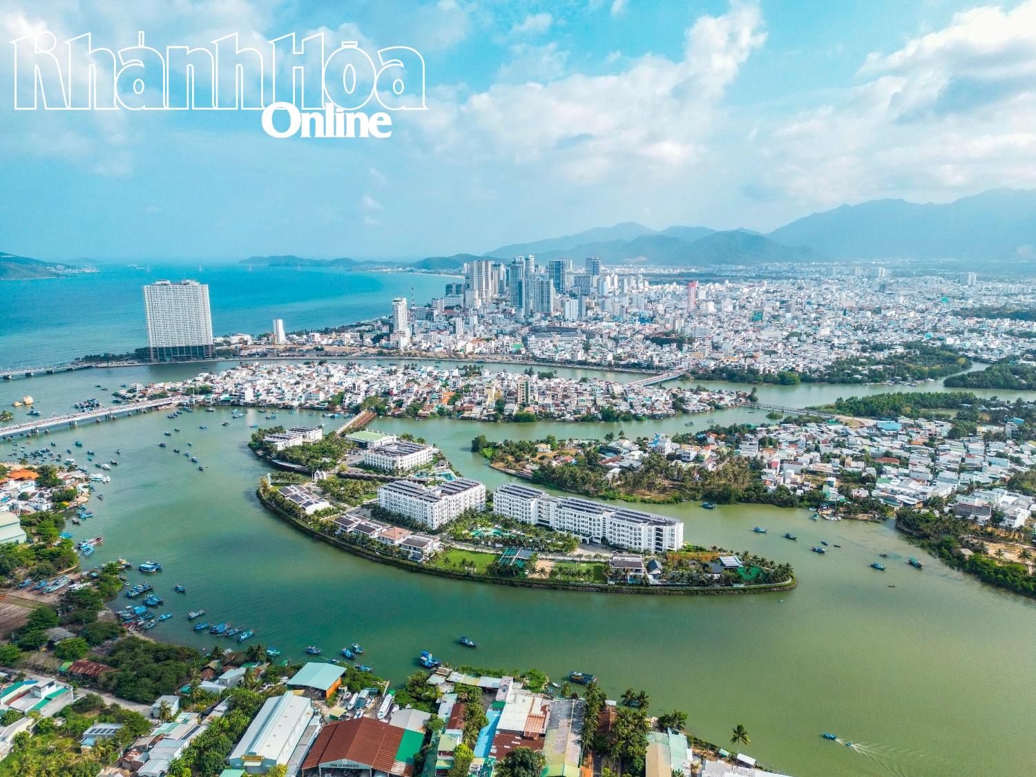 កោះចាម្ប៉ា Nha Trang ប្រៀបបាននឹងអូអេស៊ីសពណ៌បៃតងនៅចំកណ្តាលទន្លេ Cai ។