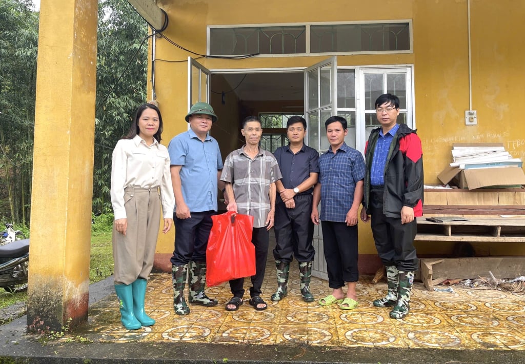 Leaders of the Party Committee and People's Committee of Kim Dong commune gave gifts to encourage displaced households.