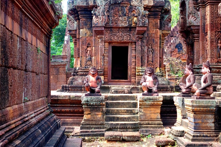 Xây dựng từ thế kỷ thứ 10. Ngôi đền được hoàn thành vào năm 967 dưới triều vua Rajendravarman II và Jayavarman V, thờ thần Shiva trong Ấn Độ giáo. Ảnh: Pinterest.