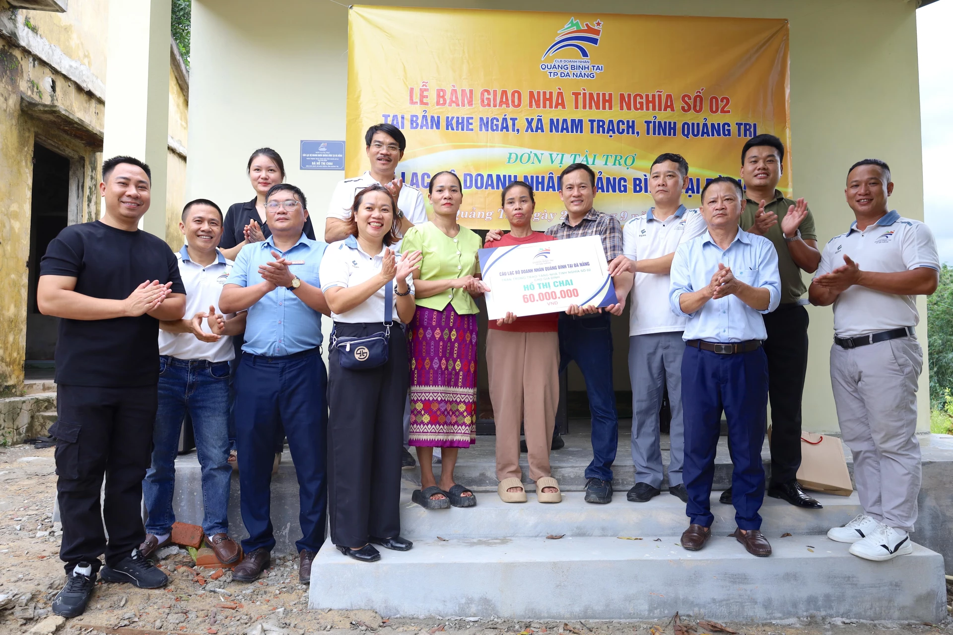 Bàn giao nhà tình nghĩa cho bà Hồ Thị Chai ở bản Khe Ngát, xã Nam Trạch. Ảnh: Quang Ngọc