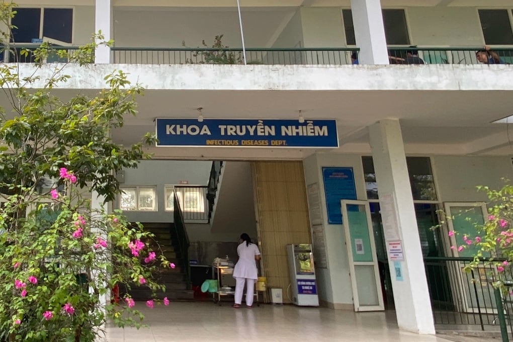 Thai phụ và 13 người nhập viện sau khi ăn bánh mì mua trong thôn - 1