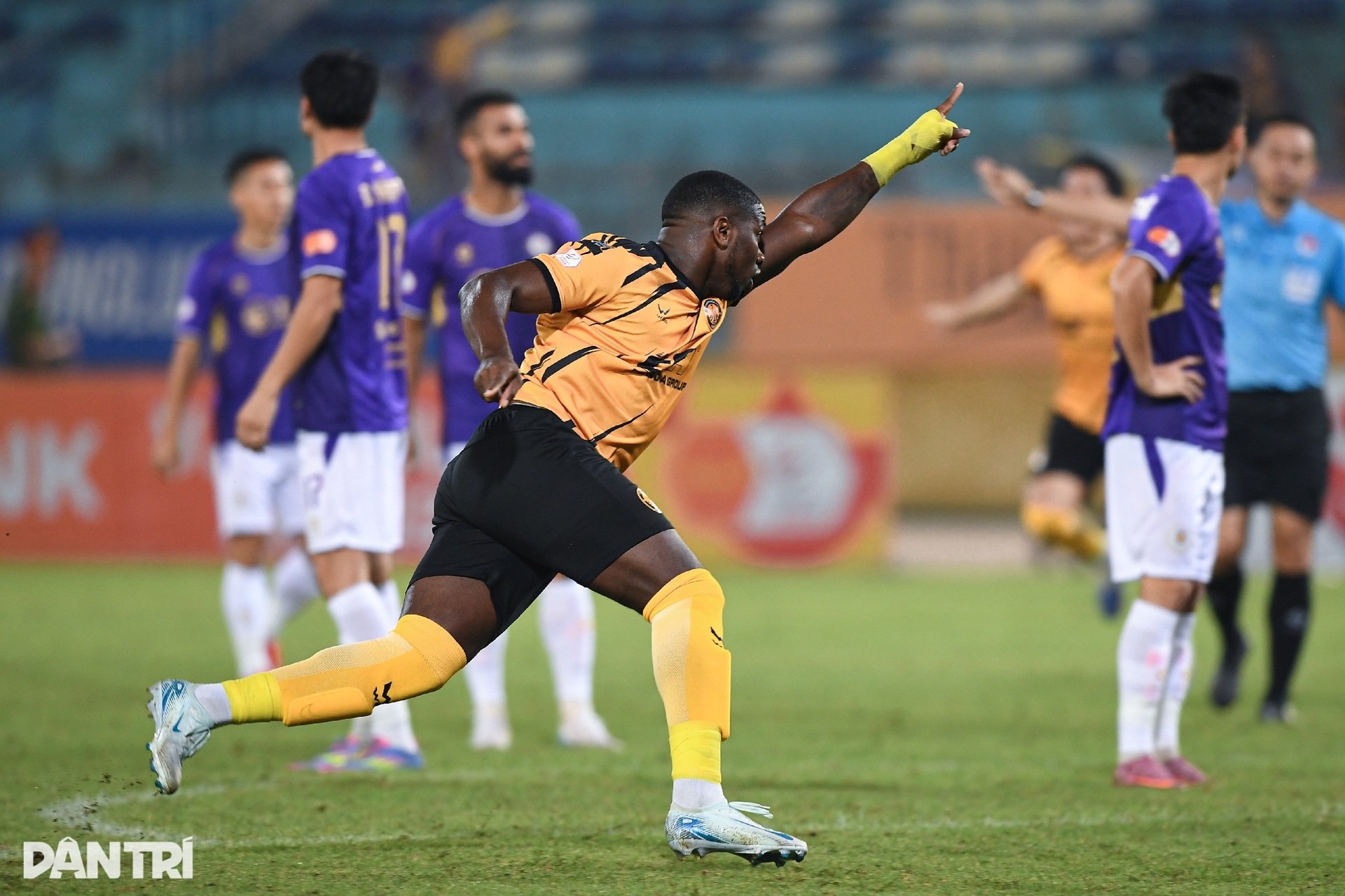 Khoảnh khắc chói sáng của ngoại binh mang 3 điểm quý giá về cho Hà Nội FC - 3