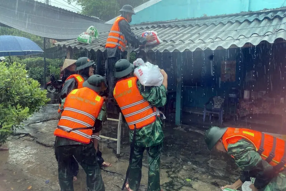 ឆ្មាំព្រំដែនទីក្រុង Hue ជួយប្រជាជនពង្រឹងដំបូលដើម្បីការពារព្យុះលេខ 10