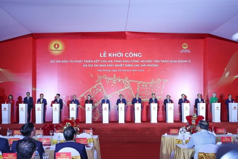 Prime Minister Pham Minh Chinh and delegates pressed the button to start the investment project to develop the infrastructure of Tan Trao Industrial Park (phase 1) and the Hai Phong LNG Thermal Power Plant project - Photo: VGP/Nhat Bac