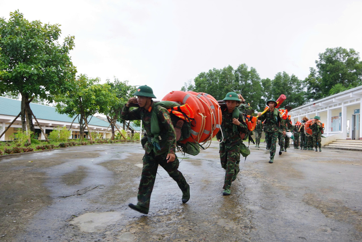 Quân đội duy trì hơn 400.000 người cùng 9.000 phương tiện ứng trực bão Bualoi - Ảnh 1.