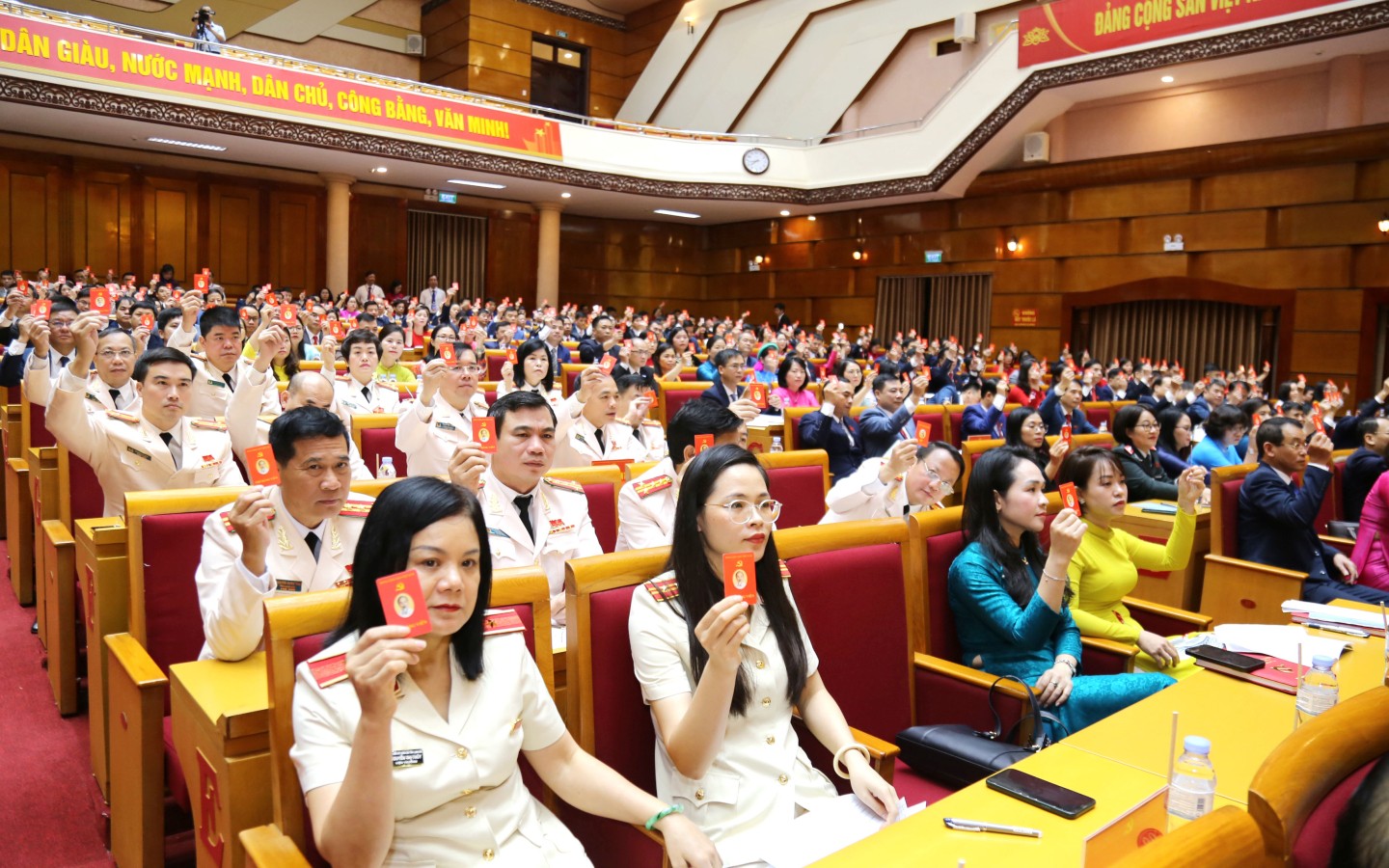 Delegates voted to pass the Resolution of the 18th Congress of Lang Son Provincial Party Committee.
