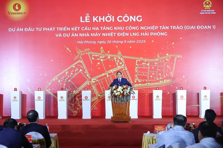 The Prime Minister welcomed Hai Phong for promptly and actively implementing the Party's policies and guidelines, calling for investment, and mobilizing resources in key areas - Photo: VGP/Nhat Bac