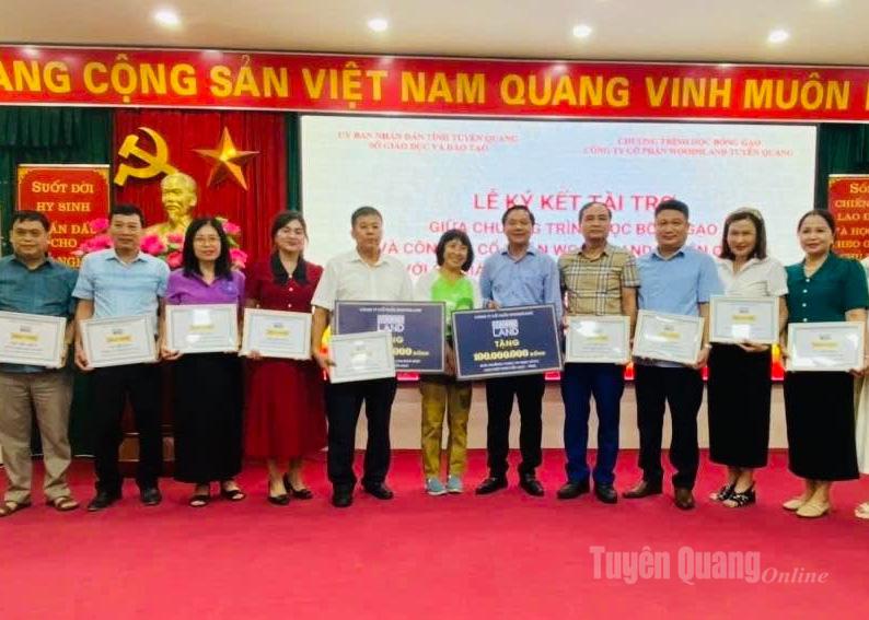 ໂຄງການທຶນການສຶກສາເຂົ້າສານ ແລະ ບໍລິສັດຫຸ້ນສ່ວນ Woodsland ໄດ້ມອບປື້ມ 100 ລ້ານດົ່ງໃຫ້ໂຮງຮຽນປະຖົມປົກກະຕິ 10 ແຫ່ງໃນວັດທະນະທຳການອ່ານຢູ່ແຂວງ ຕວຽນກວາງ.