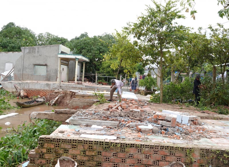 Close-up of the dangerous landslide, threatening the lives of hundreds of households along the Tien River -0
