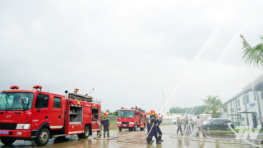120 membros da Equipe de Prevenção e Combate a Incêndios, oficiais, trabalhadores e empregados da unidade, juntamente com a força policial profissional de Prevenção e Combate a Incêndios, participaram da prática de planos de combate a incêndios e resgate no Complexo Fabril da TNG Land.