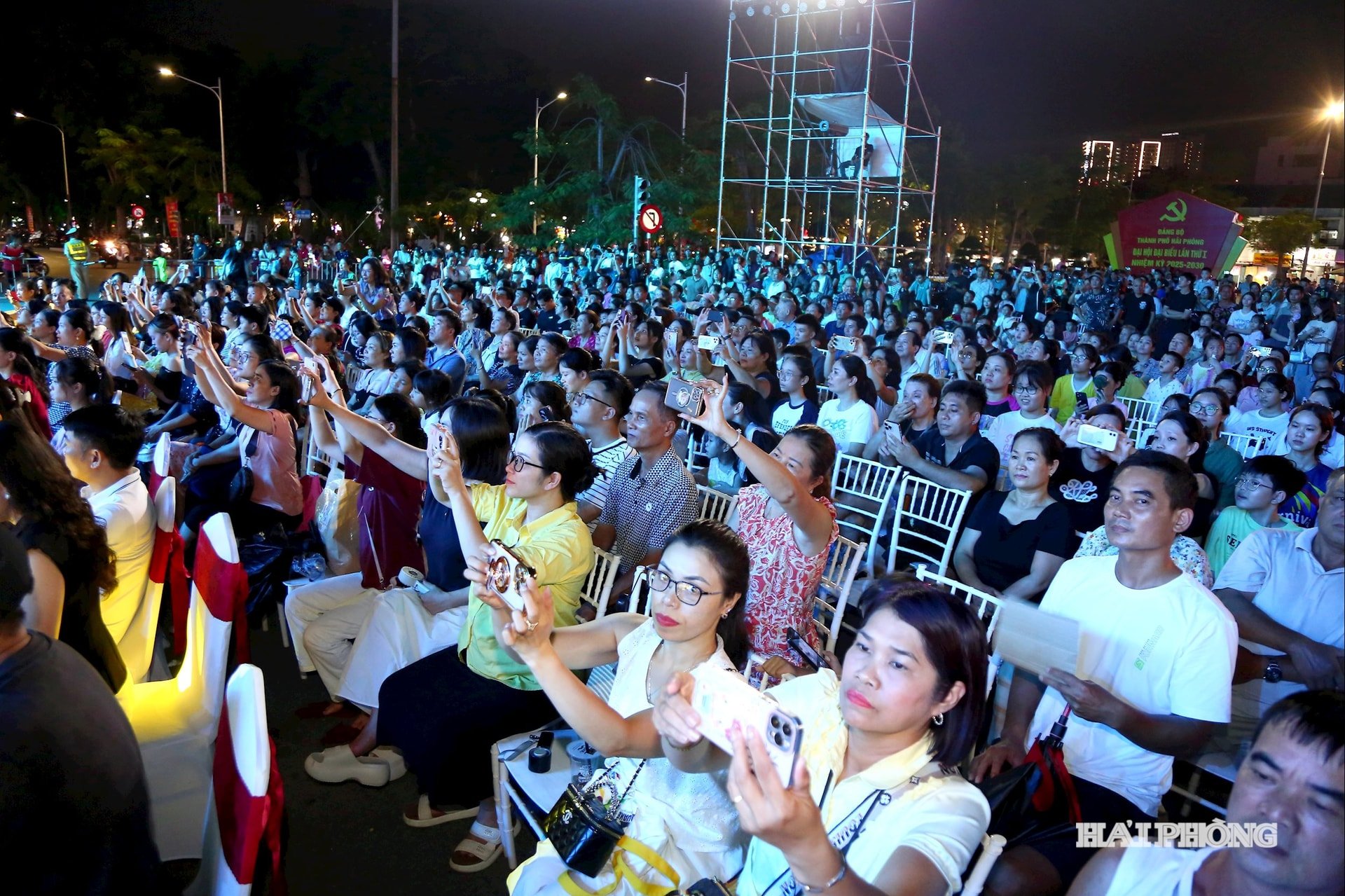 Đông đảo người dân tới thưởng thức nghệ thuật tại quảng trường Nhà hát thành phố