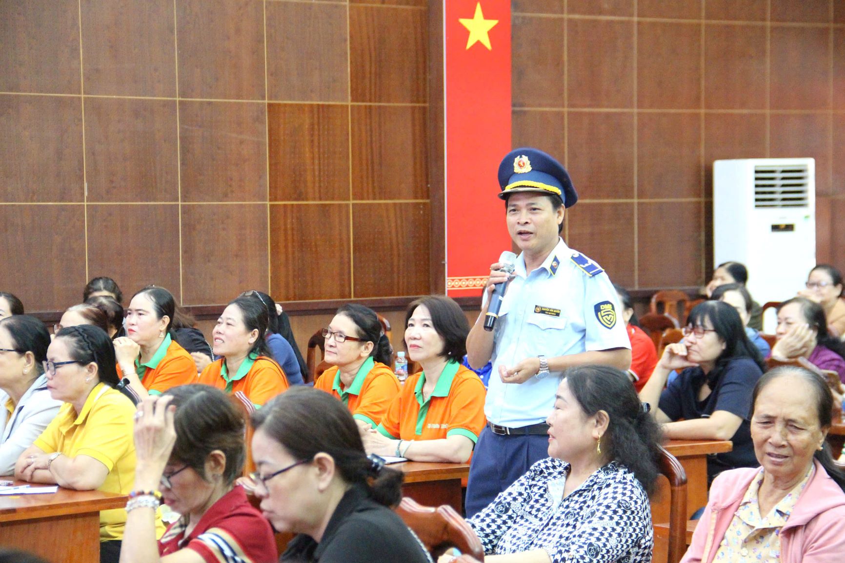 Báo cáo viên thông tin về việc lựa chọn, sử dụng và bảo quản thực phẩm an toàn. Ảnh: Hội Liên hiệp phụ nữ tỉnh cung cấp

