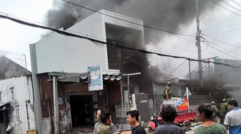 رہائشی علاقے کے اندر پارکنگ میں بڑی آگ -0