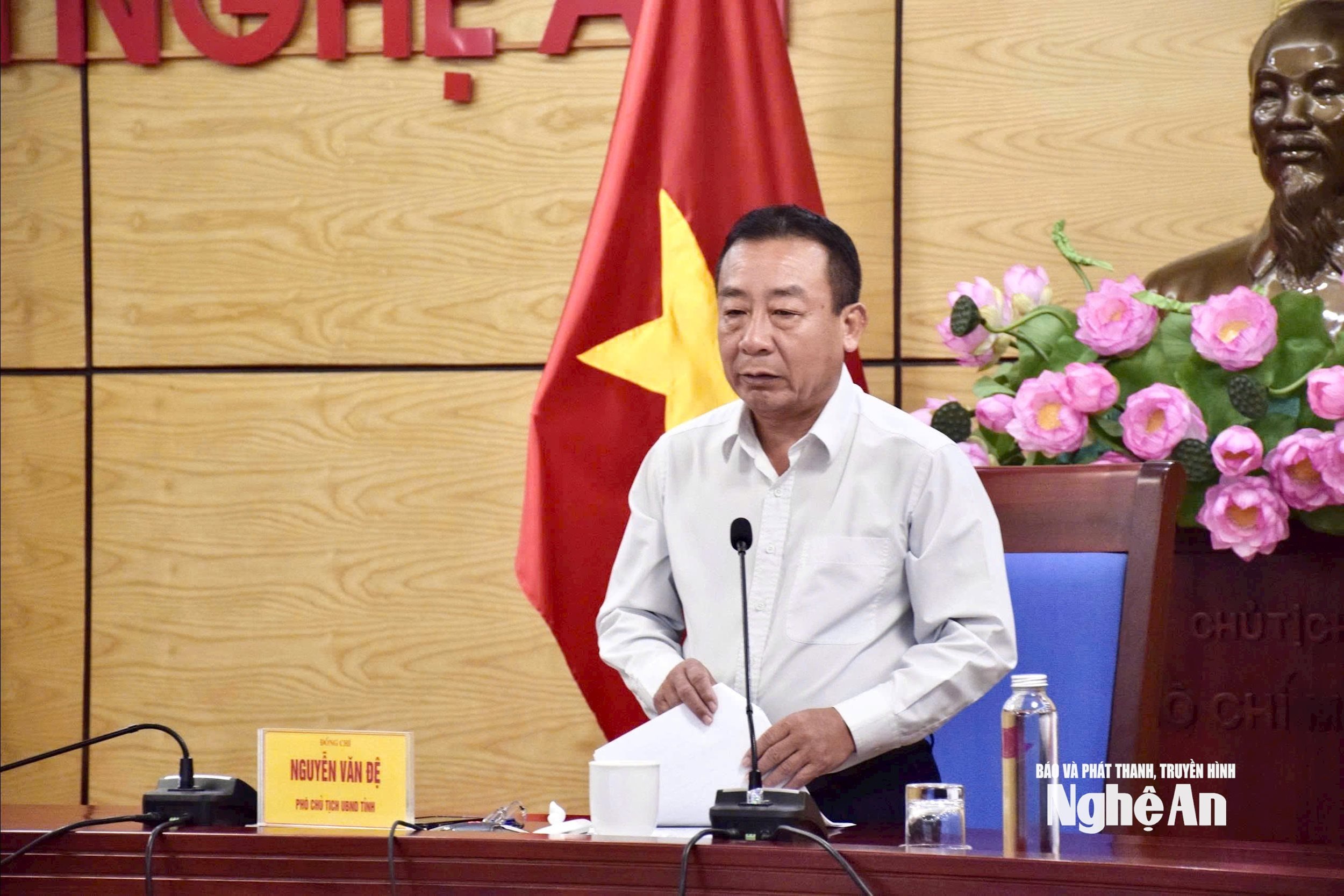 Đồng chí Nguyễn Văn Đệ lưu ý những công việc cần thiết phải khẩn trương thực hiện để ứng phó bão. Ảnh: Phú Hương 