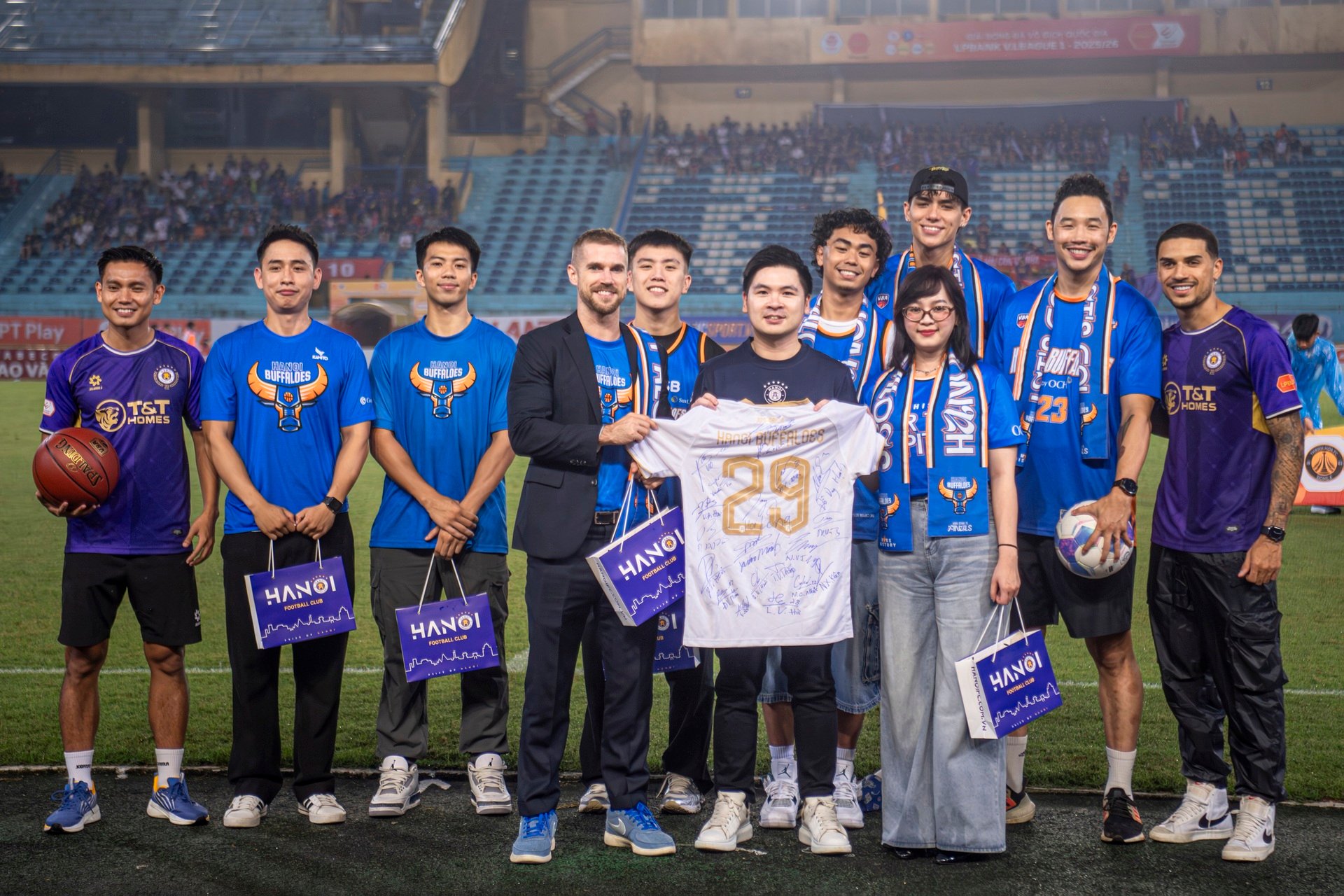 Màn giao lưu bóng đá - bóng rổ độc đáo giữa Hà Nội FC và Hanoi Buffaloes - 13