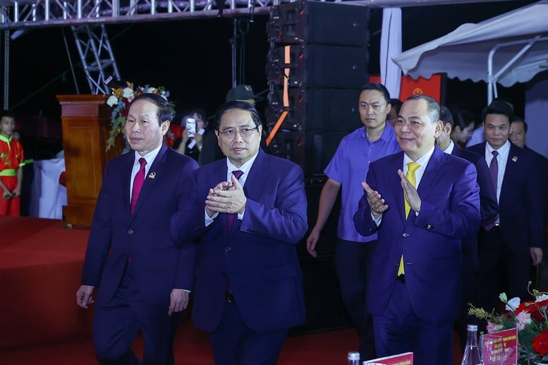 Prime Minister Pham Minh Chinh attended the groundbreaking ceremony of the Tan Trao Industrial Park infrastructure development investment project (phase 1) and the Hai Phong LNG Thermal Power Plant project - Photo: VGP/Nhat Bac