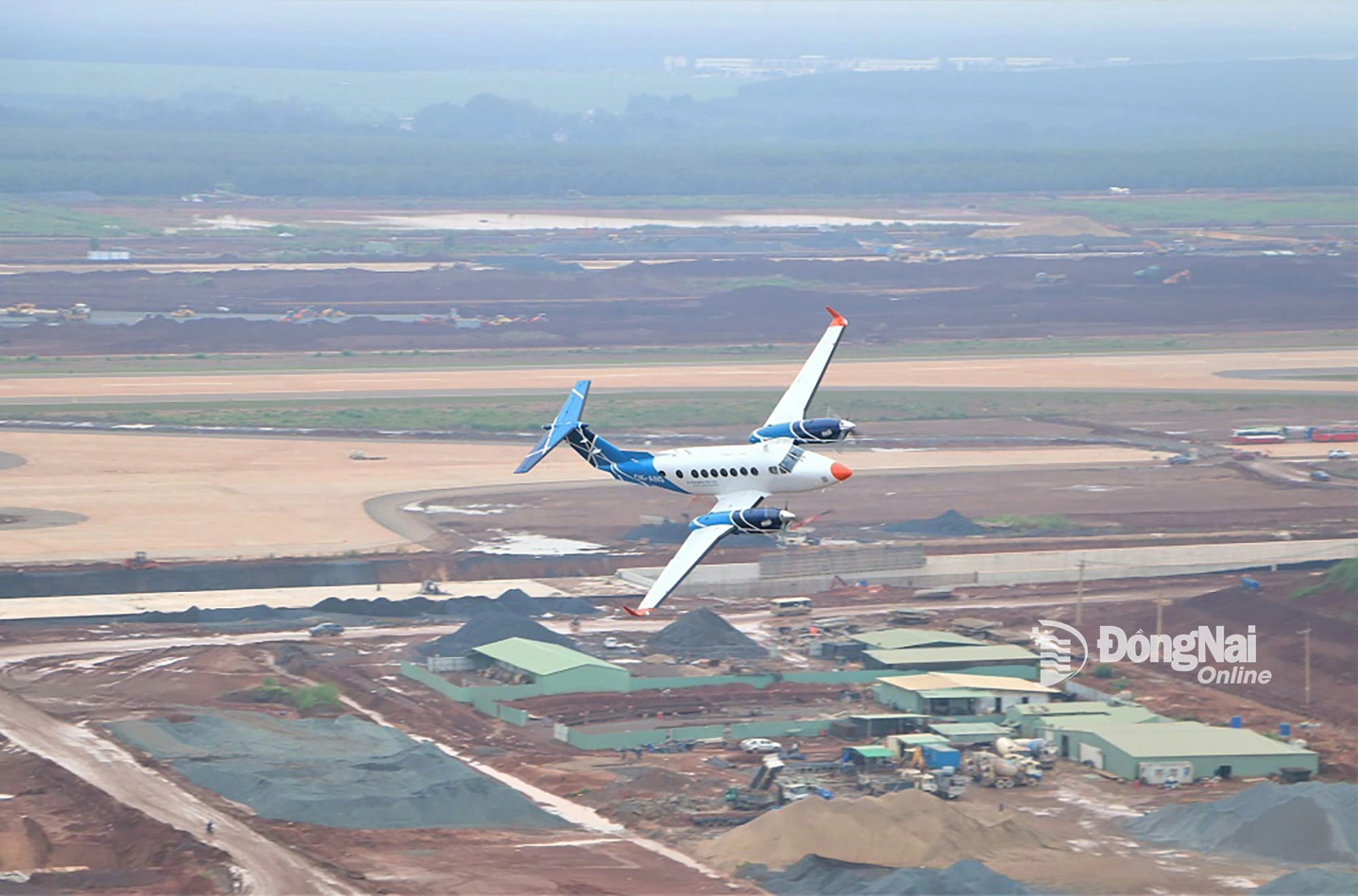 Ein Flugzeug vom Typ Beech King Air 350ER mit der Registrierungsnummer B350 führte am 26. September einen Kalibrierungsflug am Flughafen Long Thanh durch. Foto: Pham Tung