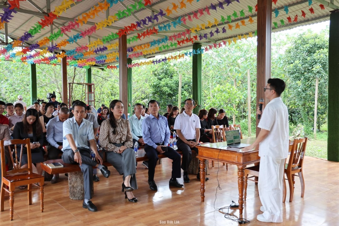 Delegates attending the sharing session.